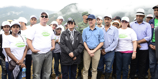 Medio Ambiente y Roberto Cavada celebran Día de las Montañas reforestando