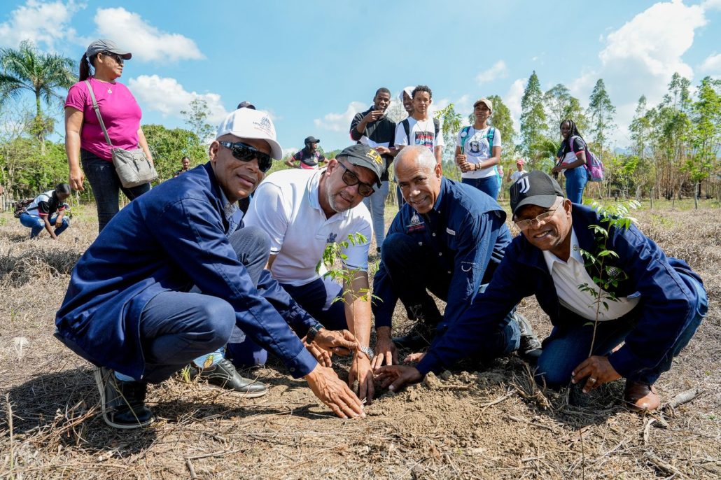 Medio Ambiente realiza jornada de reforestación junto a estudiantes de Villa Altagracia