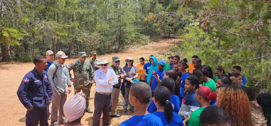 Ceara Hatton realiza recorrido de inspección en el Parque Nacional Jaragua