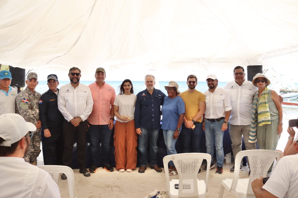 El ministro Miguel Ceara Hatton firmó una resolución que busca eliminar del Parque Nacional Cotubanamá y el Monumento Natural Isla Catalina el uso de foam y plásticos de un solo uso