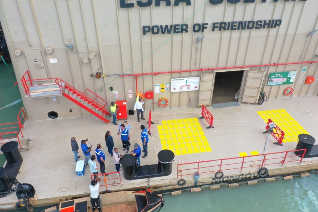Medio Ambiente investiga derrame de combustible en la planta eléctrica que opera en una barcaza en Azua