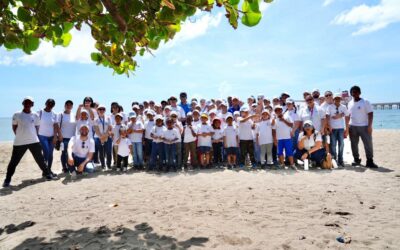 Hijos de empleados de Medio Ambiente realizan jornada de limpieza en la playa Gringo