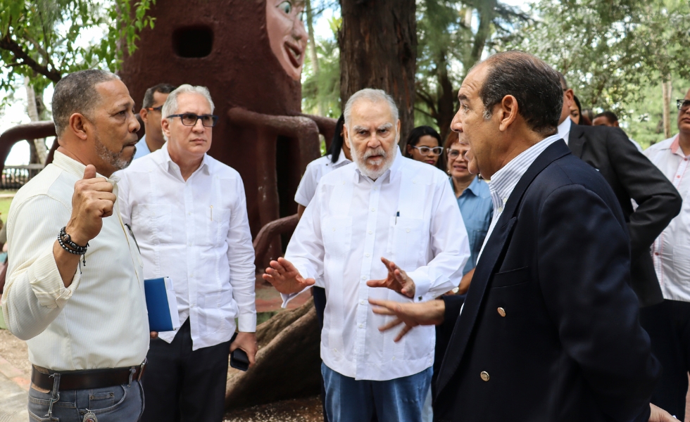 Medio Ambiente presenta a García Saviñón a los funcionarios y empleados del Acuario Nacional