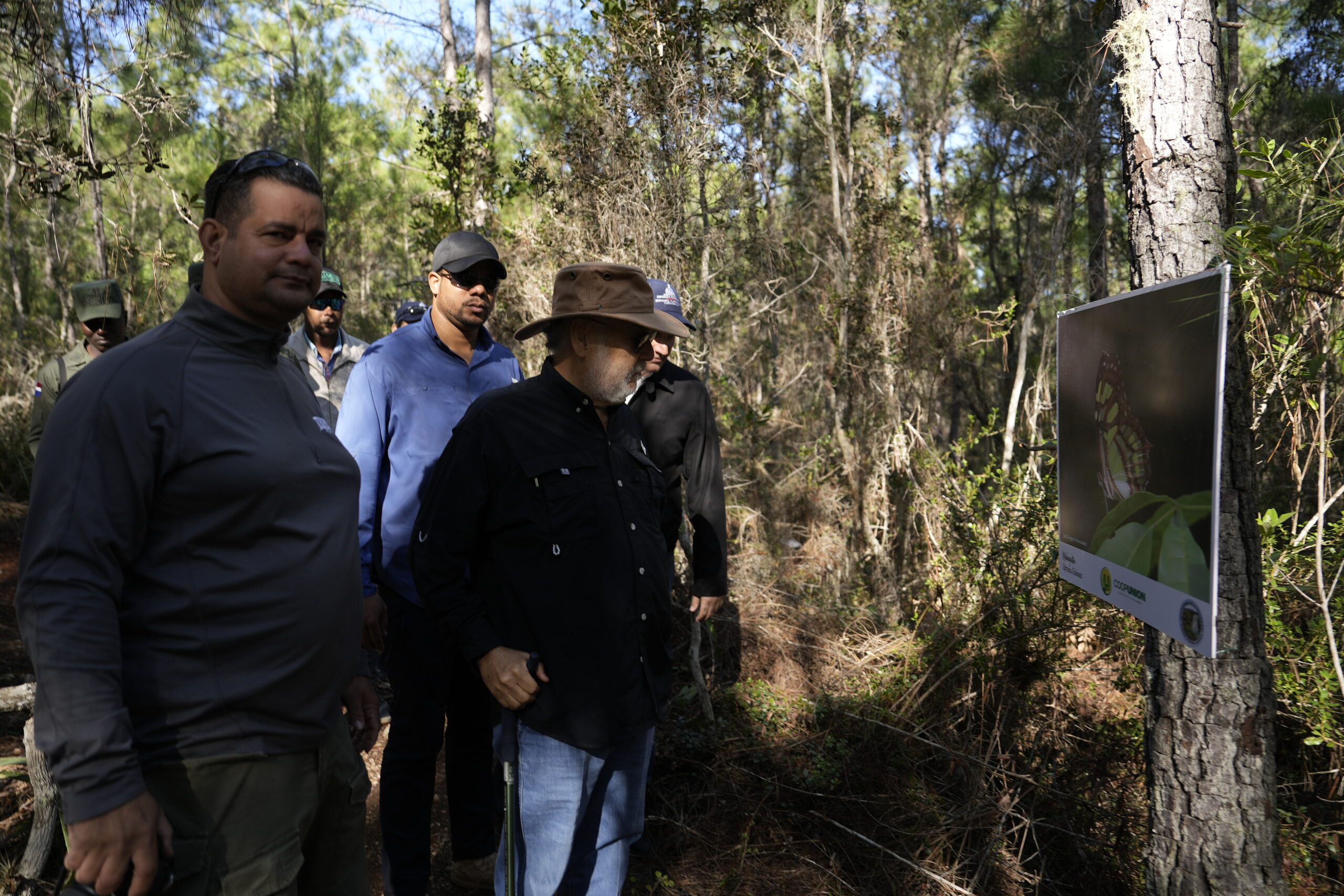 Ceara Hatton inspecciona readecuación de infraestructura en áreas protegidas visitadas por turistas que llegan a Pedernales