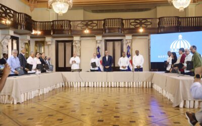 En un hecho sin precedentes, gobierno y ecologistas acuerdan defender áreas protegidas. Presidente valora firma del convenio, resalta empoderamiento ciudadano y aportes al país de los ambientalistas