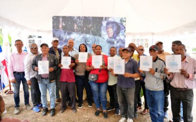 Medio Ambiente y UTEPDA entregan 91 certificados con derecho a corte en Bahoruco e Independencia