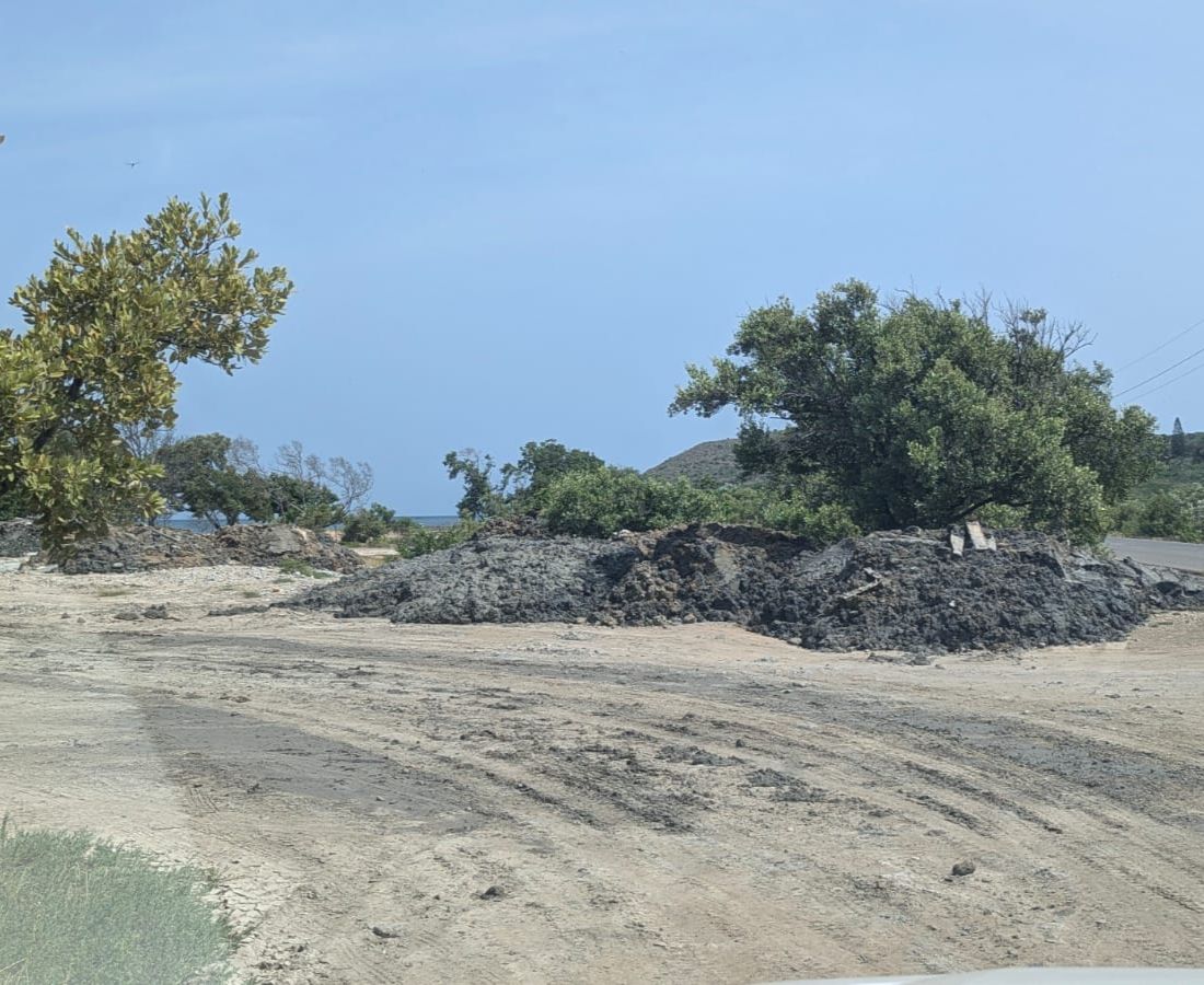 El Ministerio de Medio Ambiente paraliza vertido de material de desecho en manglares de Montecristi