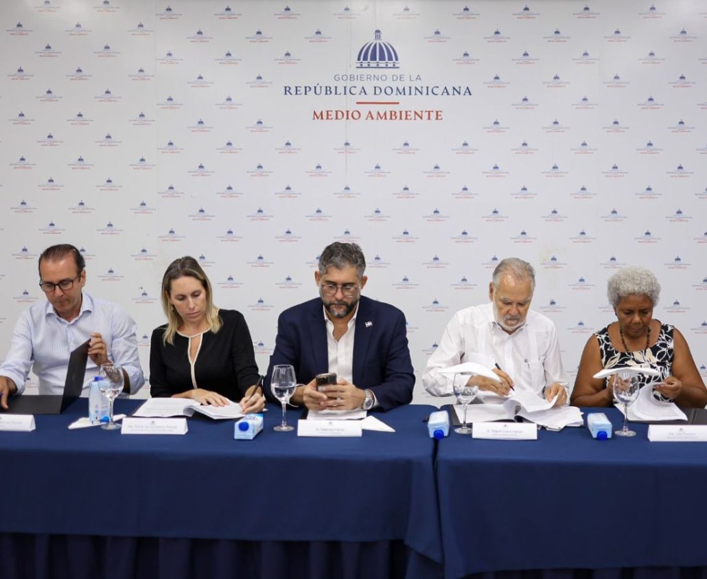 Medio Ambiente firma acuerdo de comanejo para el Parque Nacional Padre Nuestro, en Cotubanamá, y el Monumento Natural La Ceiba