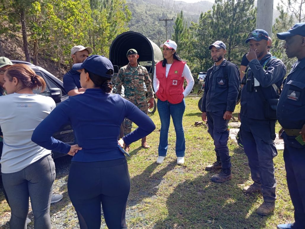 Guardaparques guían operativo de rescate de una persona extraviada en el Parque Nacional Valle Nuevo