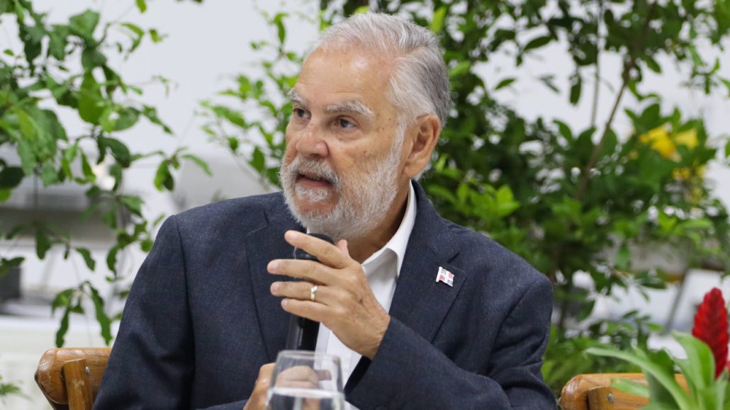 Miguel Ceara Hatton aborda con periodistas avances y retos de su gestión