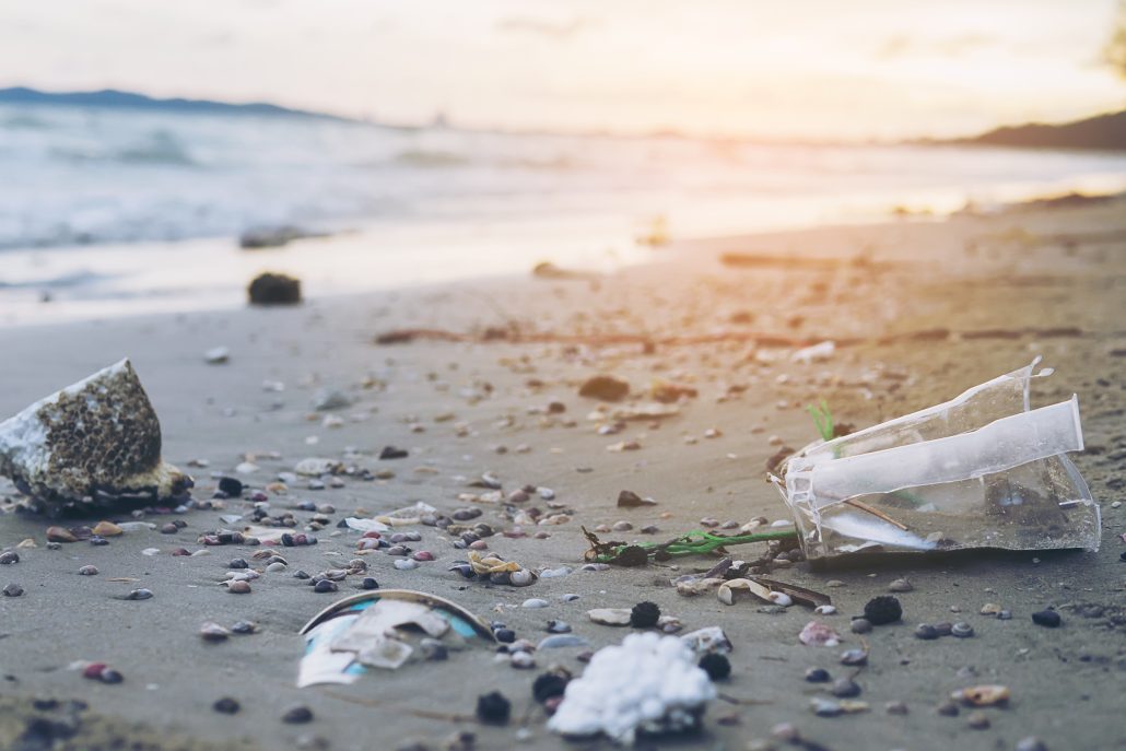 Plastico en los oceanos y playas