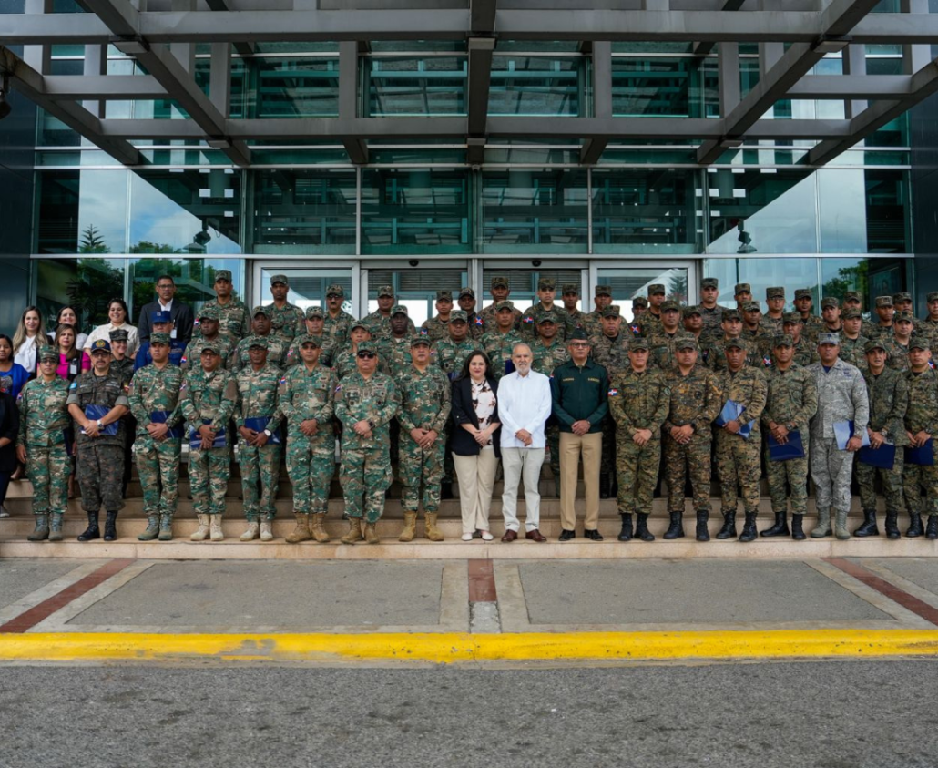 Medio Ambiente entrega diplomas de módulo educativo a 54 oficiales de la Armada y el Ejército