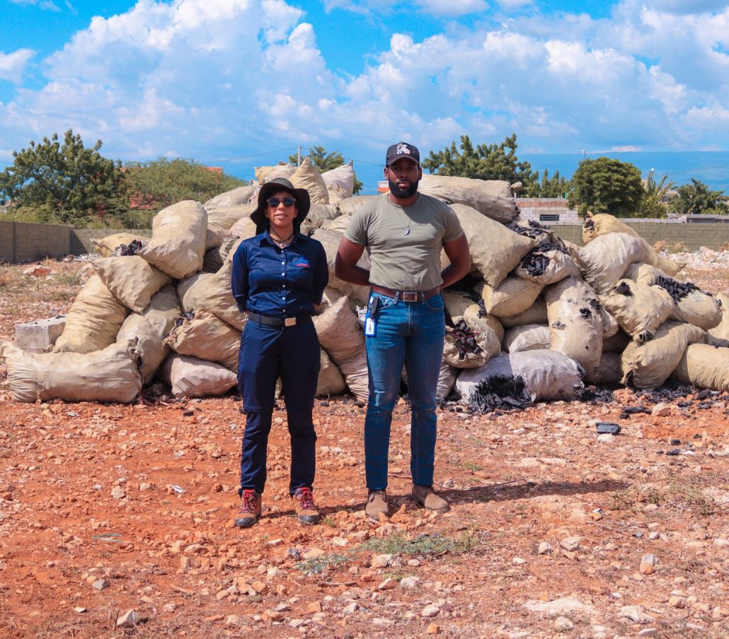 Medio Ambiente interviene en bosque seco y retiene carbón vegetal en Oviedo, Pedernales