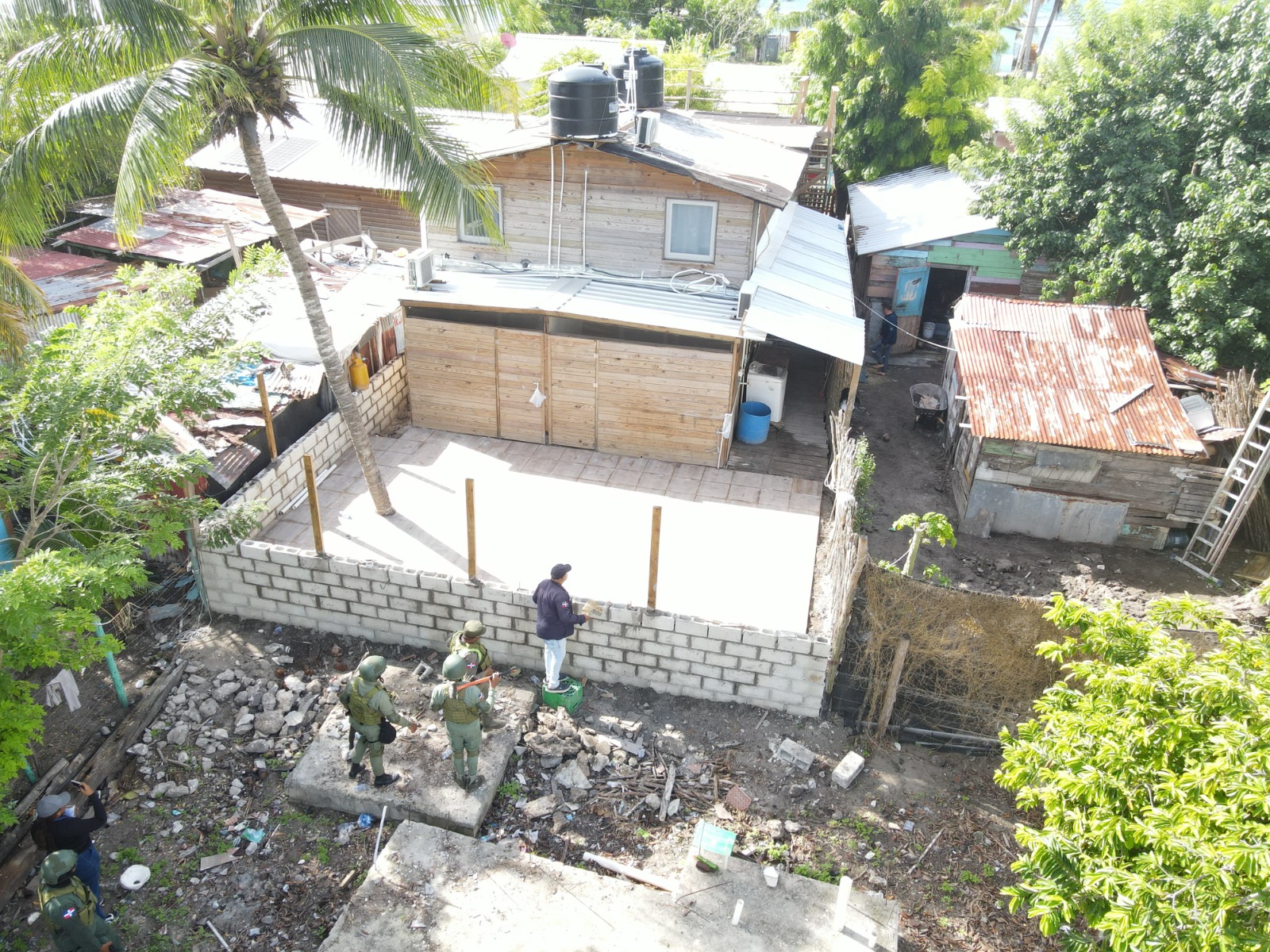 Medio Ambiente derriba pared construida ilegalmente en la isla Saona 2