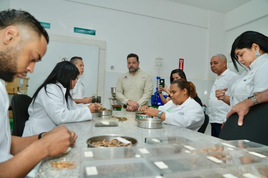 el ministro tuvo contacto con la naturaleza y el ambiente de paz que ofrece el Jardín Botánico. 