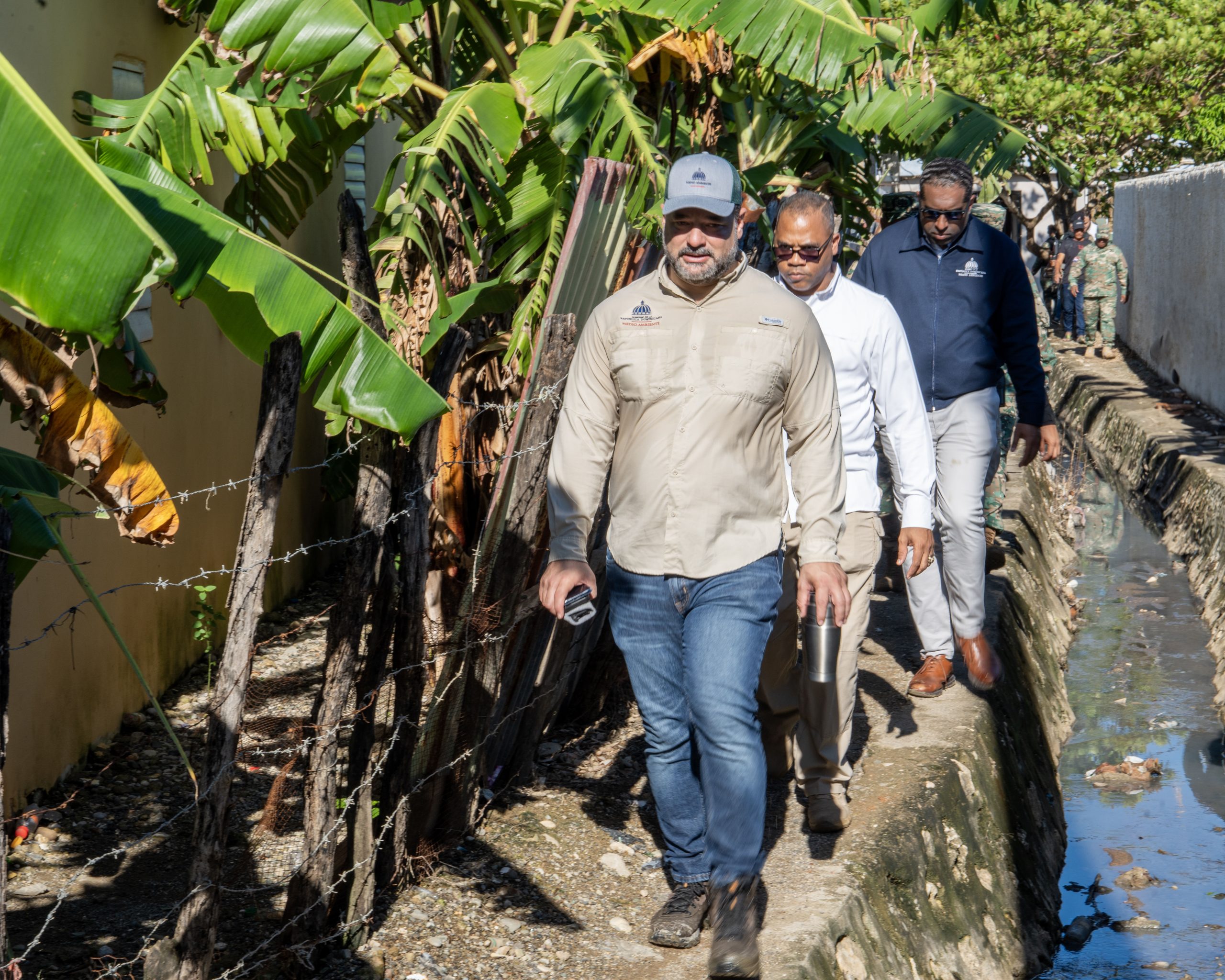 2. Durante recorrido de inspección por área protegida de la bahía Luperón