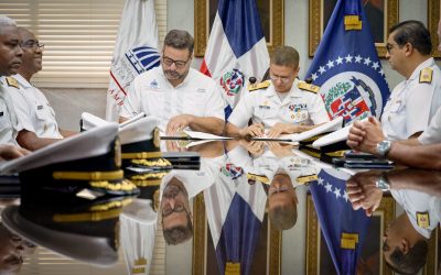 Medio Ambiente y la Armada firman acuerdo para proteger las Dunas de Baní