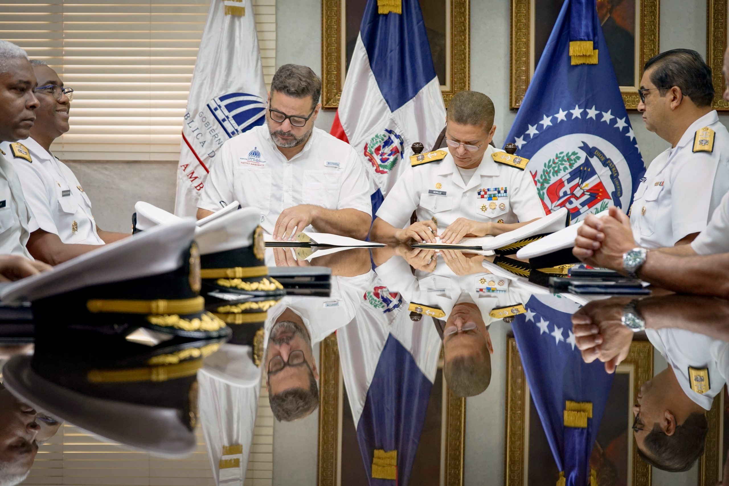 Medio Ambiente y la Armada firman acuerdo para proteger las Dunas de Baní