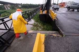 Medio Ambiente realiza operativo en puente flotante para mantener cauce del Ozama junto a instituciones aliadas durante paso de tormenta Melissa