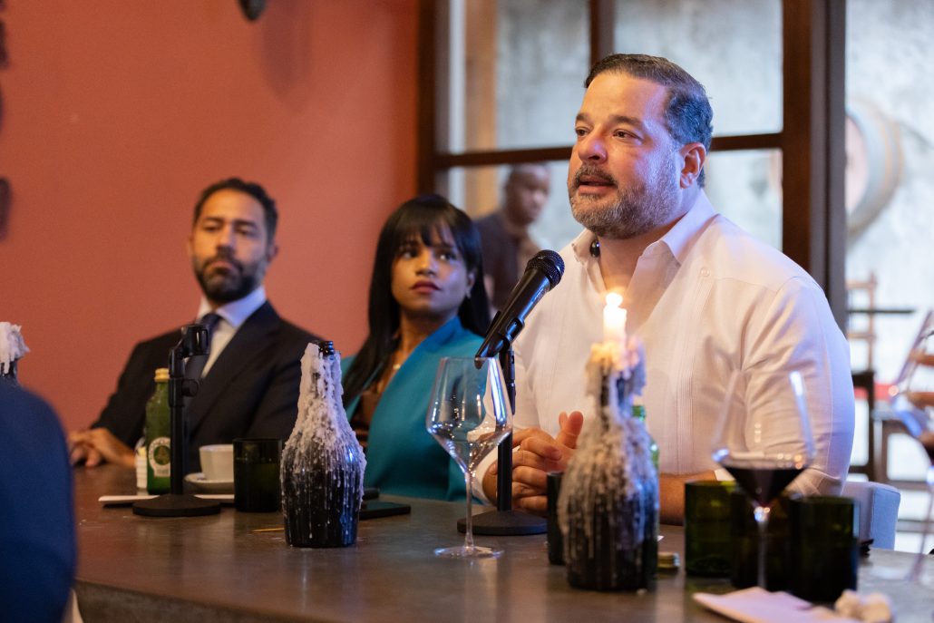 Ministro Paíno Henríquez destaca avances en agua, fiscalización y protección ambiental durante su participación en La Mesaza de GALA