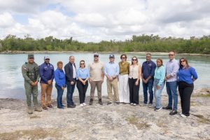 Manatí Jean Pedro regresa al mar después de una exitosa recuperación en la Bahía de Manatí, en Bayahíbe